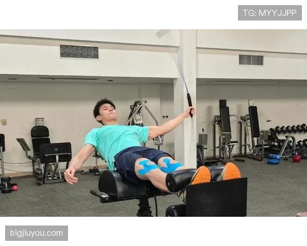 孙杨家的冰箱里塞满了蛋白粉，邻居说他半夜三点还在泳池边啃鸡胸肉