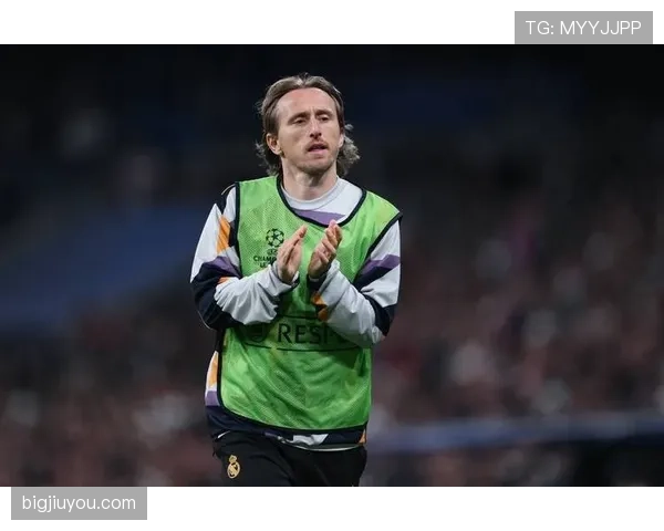 德容与莫德里奇中场核心能力对比：组织效率与节奏掌控的机制差异